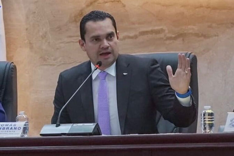 Congreso defiende legalidad de decreto para reorganizar el Estado