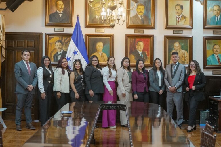 Estudiantes de Derecho de UCENM fortalecen su formación con visita al Congreso Nacional