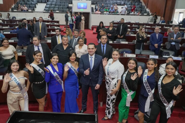 Candidatas a reina de la feria de Nacaome visitan el Congreso Nacional