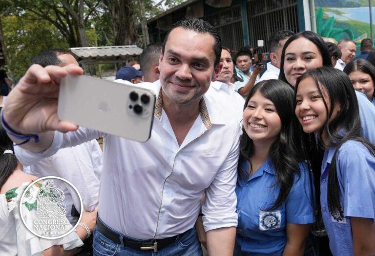 Congreso entrega apoyo económico y becas a instituto de Santa Cruz de Yojoa