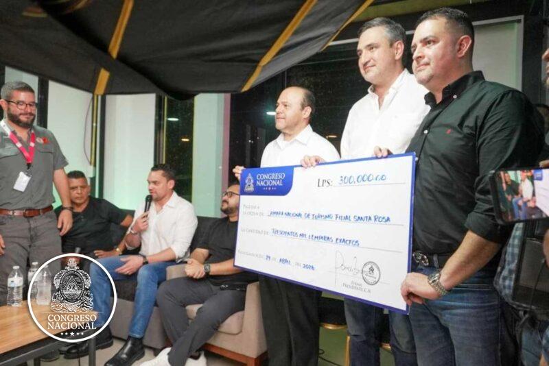 Presidente del CN entrega ayuda económica a emprendedores en visita a ExpoCopán